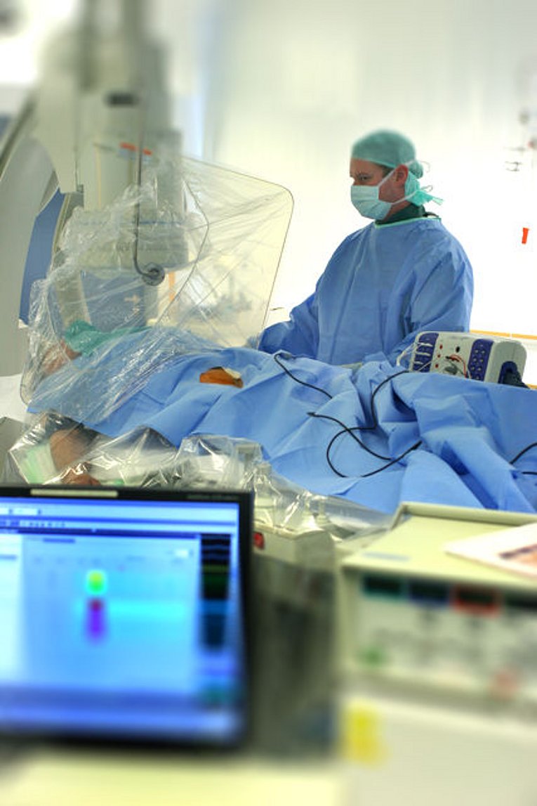Bild eines Arztes bei einer elektrophysiologischen Untersuchung